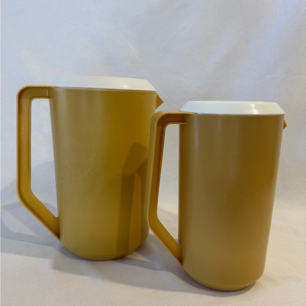 Vintage Yellow Rubbermaid Pitchers Lot 2 (1 Gallon and 2.25 Qt) with Lids USA - Picture 2 of 9